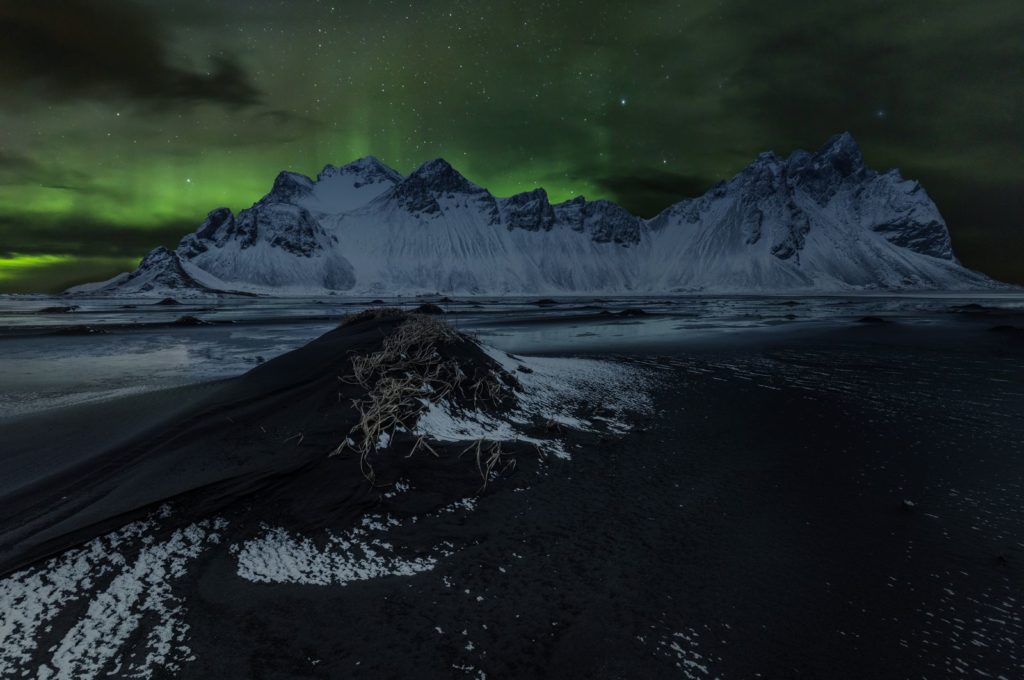 fotos de stokksnes con aurora boreal